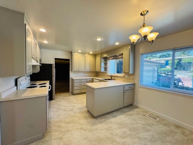 Building Photo - Wonderful single level home in Orinda-available for move-in now!