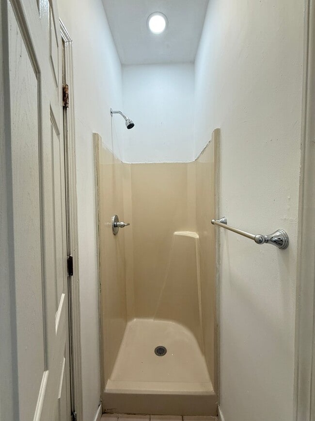 Building Photo - HOUSE...LARGE 3 Bedroom 2 Bath
