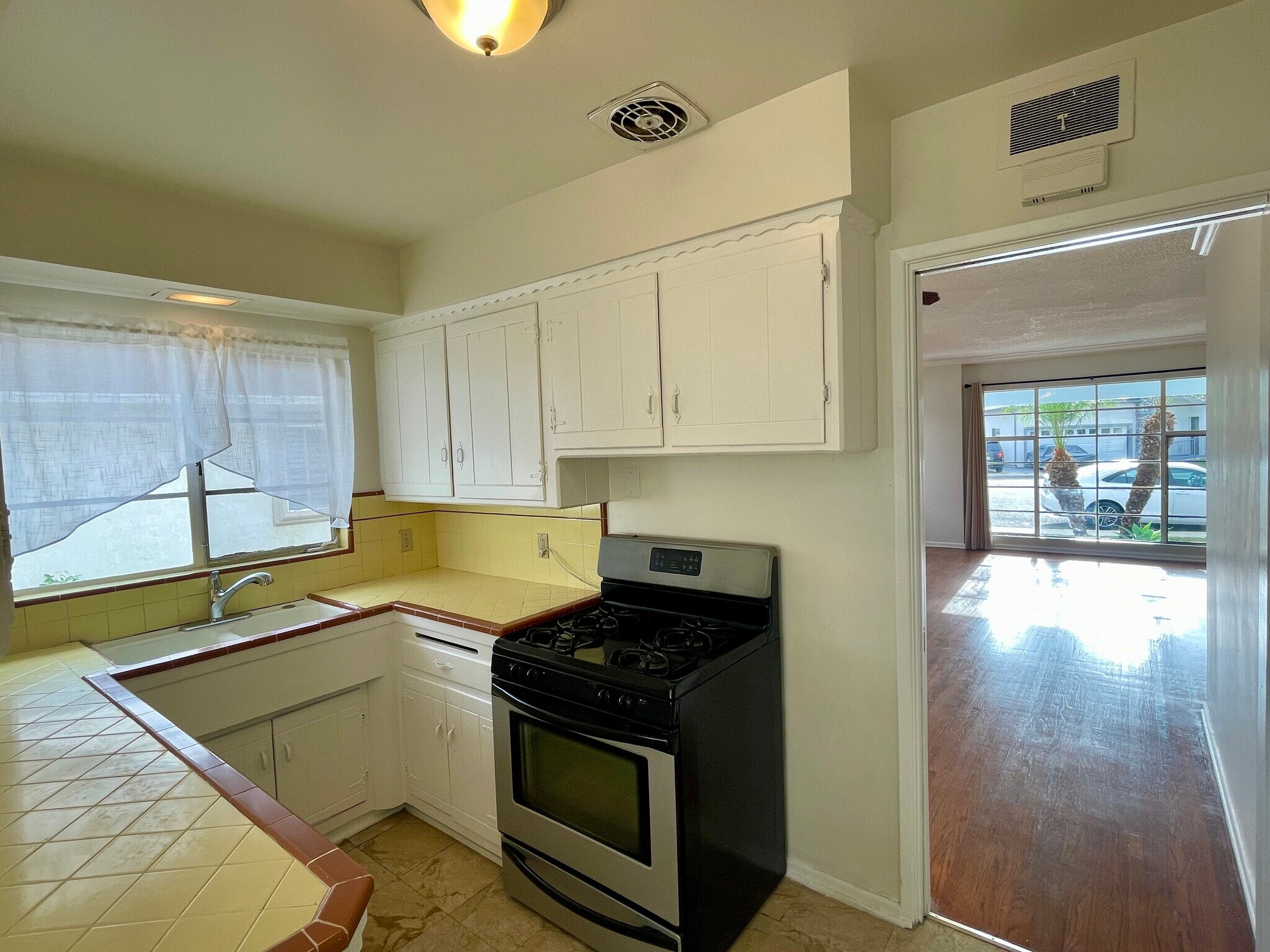Building Photo - 12505 Manor Dr