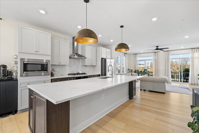 Building Photo - Stunning 4BR / 4.5BA End-Unit Townhome in Brambleton - Built in 2024!