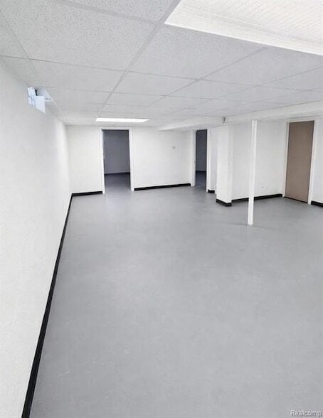 Building Photo - 21816 E 10 Mile Rd