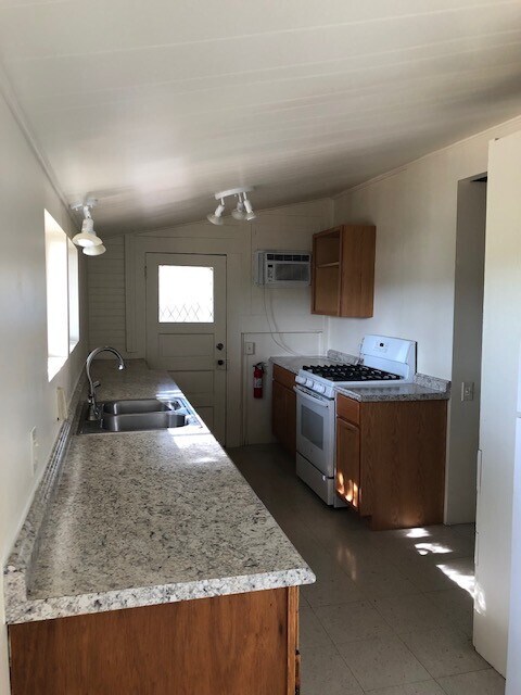 Building Photo - Early 1900's Charm In This Two Bedroom in Prescott