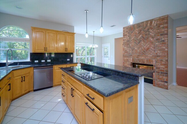 Building Photo - Mission Ridge beauty-4 bedroom 3 1/2 bath-...
