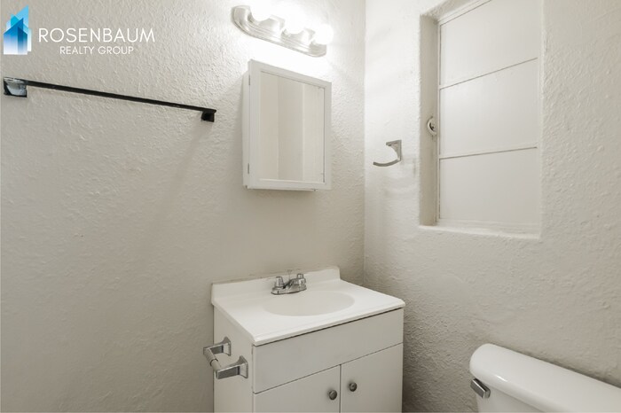 Building Photo - 302 W Flores St