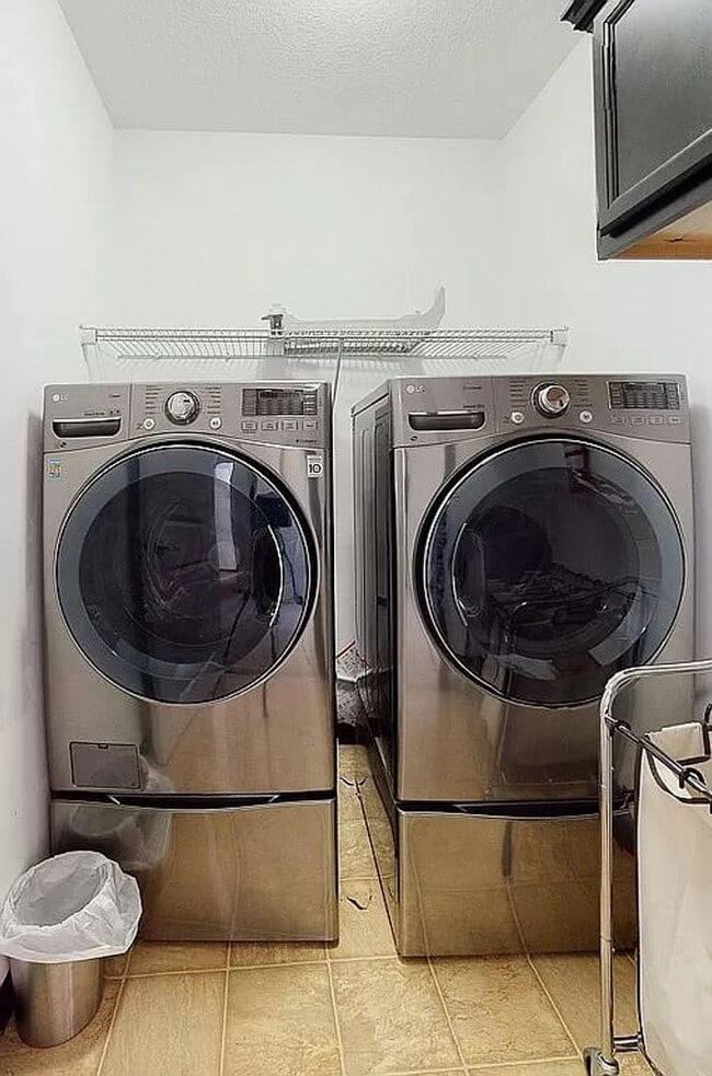 Building Photo - NE Side 2 Story -  4 Bedrooms - Linn Mar Schools - Attached Garage - New Flooring