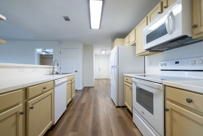 Building Photo - Renovated Condo in Harts Cove!