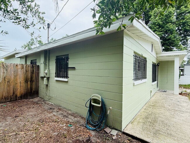 Building Photo - Come see this beautiful 4 bedroom, 2 bath home for rent near Busch Gardens!