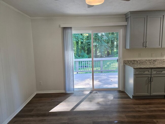 Building Photo - Renovated 3 bed 1.5 bath home located in M...