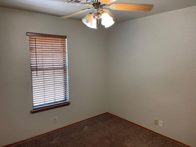 Building Photo - Large Covered Patio, Great neighborhood, w...