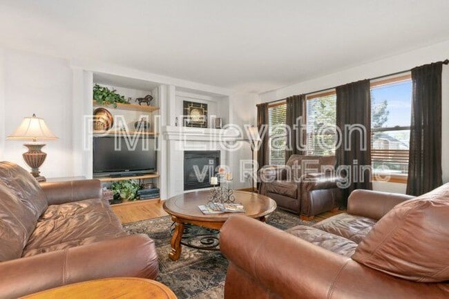 Building Photo - 829 W Sparrow Hawk Dr