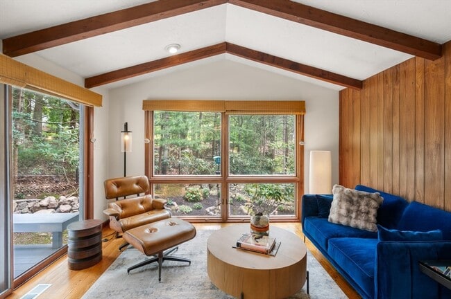 Building Photo - 10 Pinewood Cir