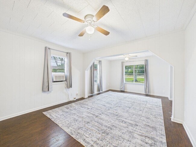 Building Photo - 9123 Cameron St