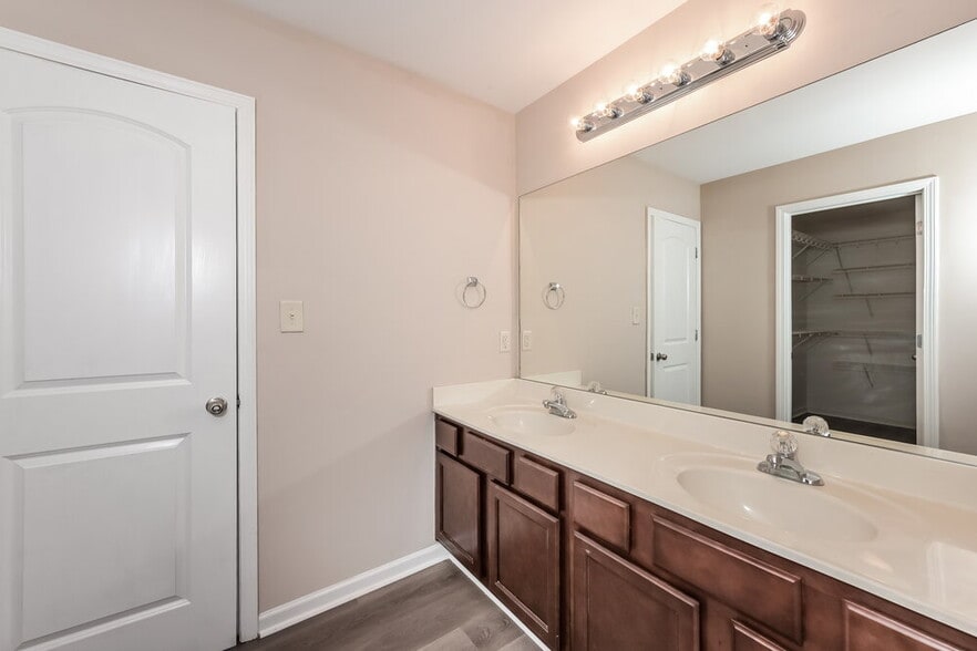 Building Photo - 4075 Whitfield Oak Way NE