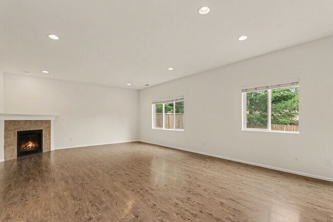Building Photo - 3005 Eagle Loop NE