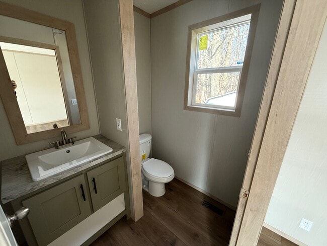 Building Photo - 9 Gladeview