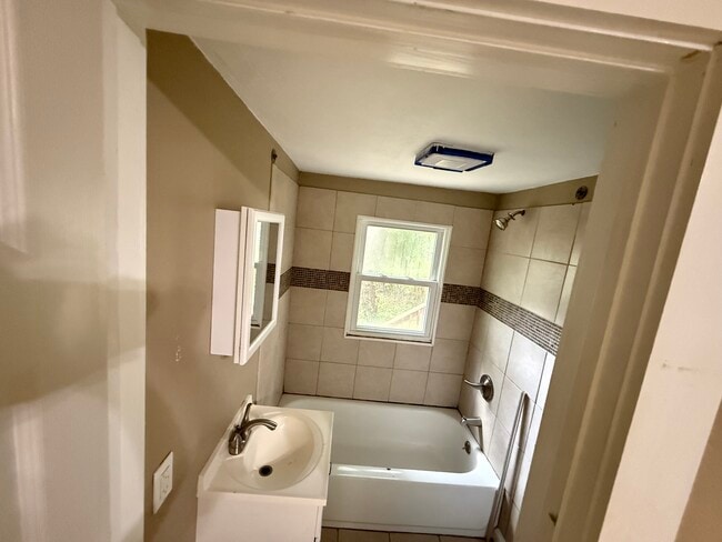 Building Photo - 1326 E Harper Ave