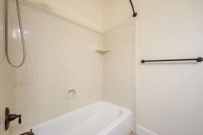 Building Photo - Beautiful Townhouse w attached 2 car garage in Orem