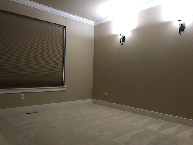 Building Photo - Spacious Home in Desirable Fircrest