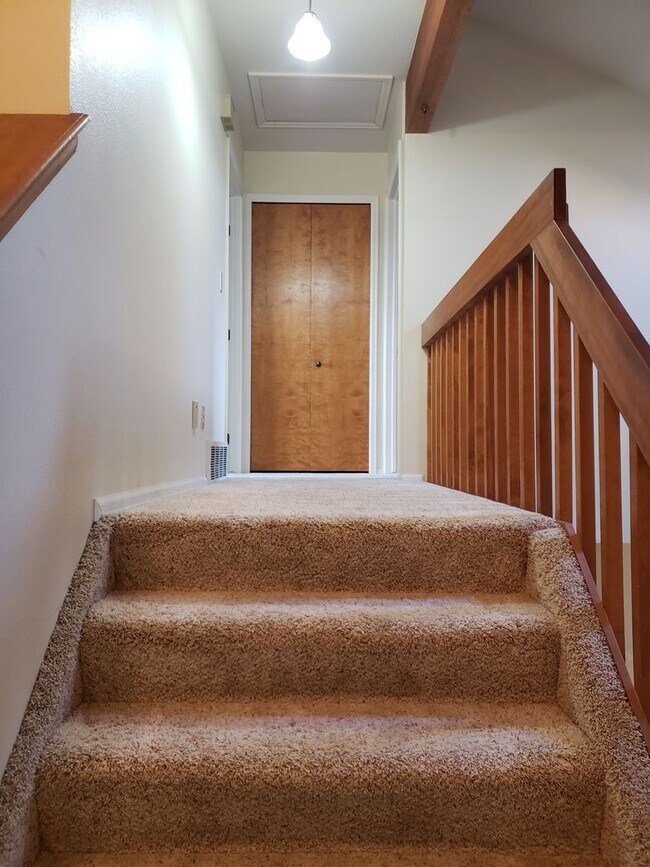 Building Photo - 2 BEDROOM, 2 1/2 BATH TOWNHOME W/2 CAR GAR...
