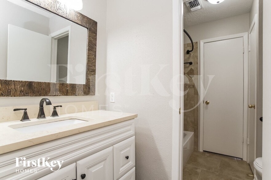 Building Photo - 3818 Rosemont Dr