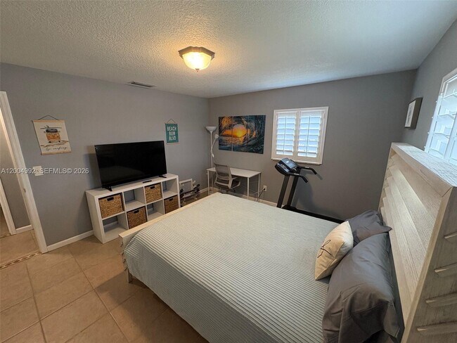 Building Photo - 333 Palm Cir