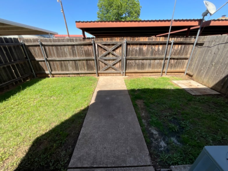 Building Photo - 2938 Gossett Dr