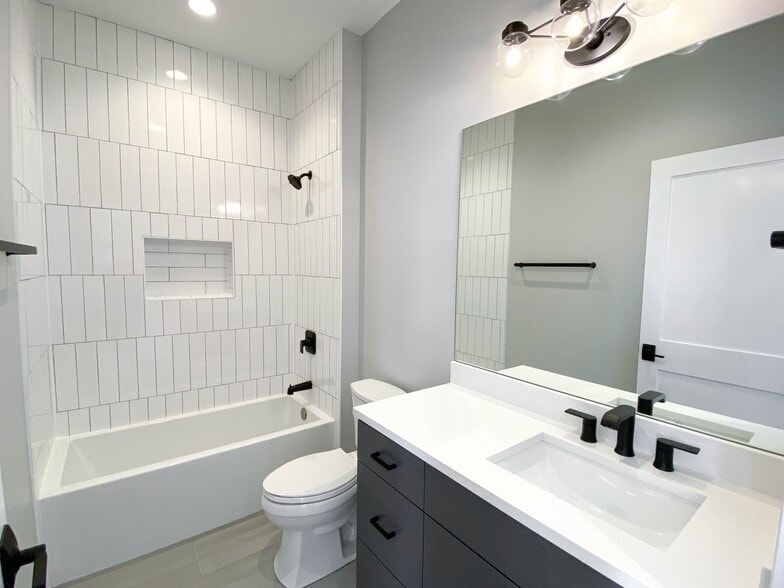 Building Photo - 1060 W Cornelia Ave