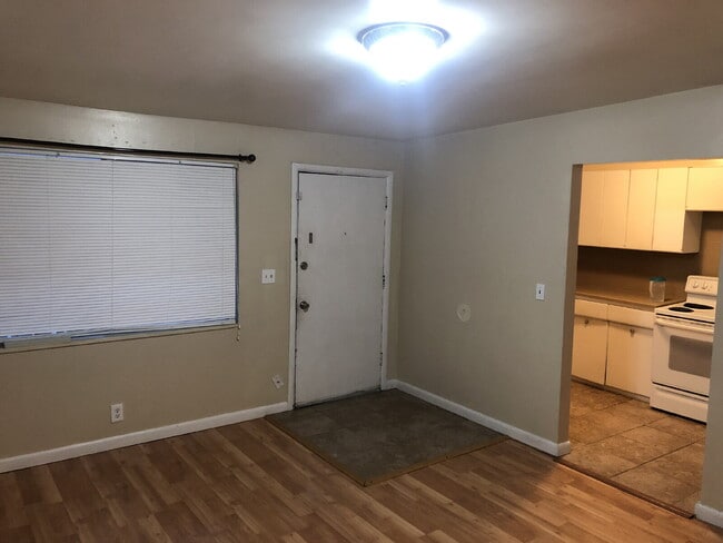 Building Photo - "Charming 1-Bedroom apartment with Spacious Layout in the Heart of Salt Lake City!"