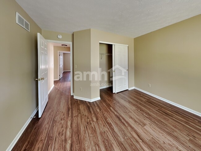 Building Photo - 545 Foxglove Ct