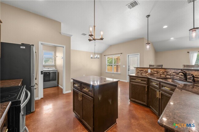 Building Photo - 314 Pointer St