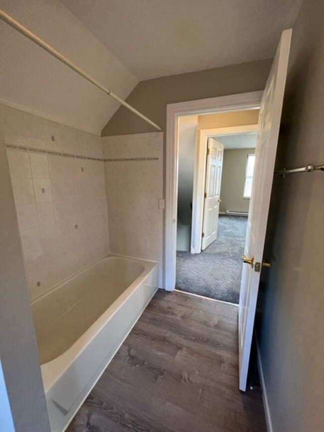 Building Photo - Charming 2 Bedroom Home with Fenced Yard Available for Pre-Lease!