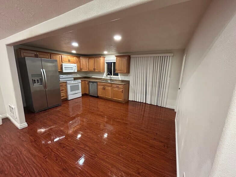 Kitchen, dining and pantry - 520 Walnut St