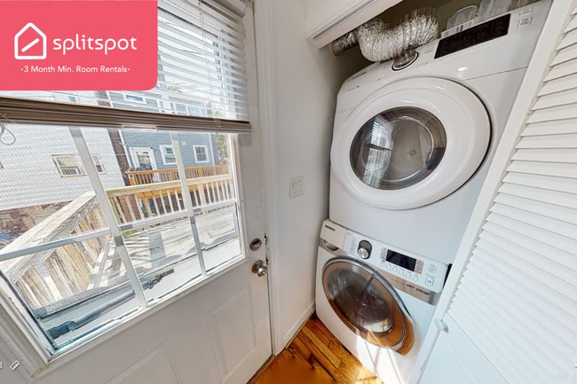 Building Photo - Private room in 4 bedroom Washington Apart...