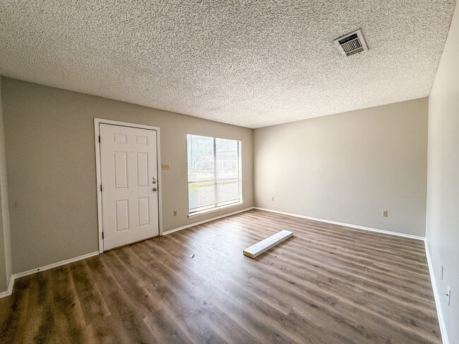 Building Photo - 607 Frostwood Dr