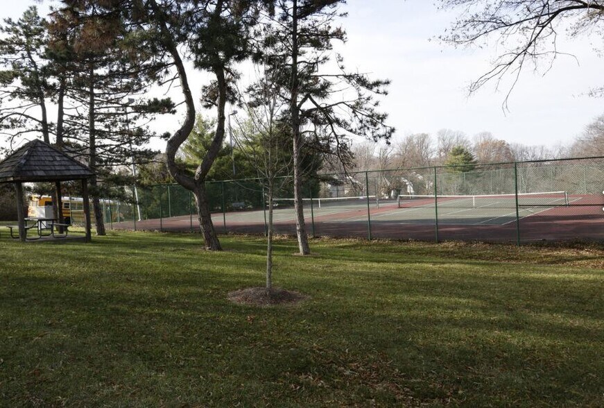 Building Photo - 2300 Pimmit Dr