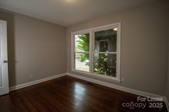 Building Photo - 4021 Crestridge Dr