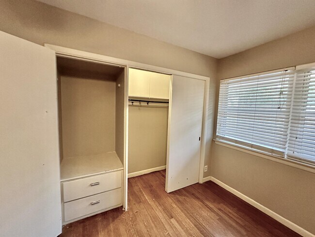 Building Photo - 1926 Laurelwood Dr