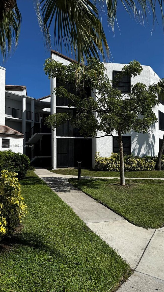 Building Photo - 211 Lake Pointe Dr