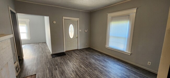 Building Photo - 115 E Conron Ave