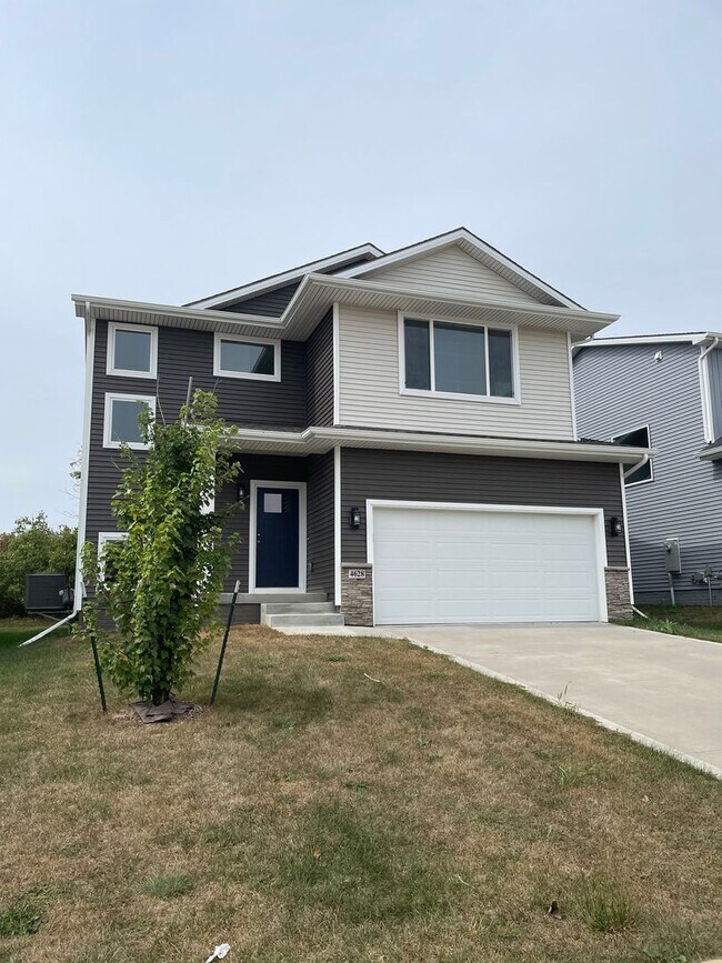 Building Photo - Beautiful! 3 bedroom 3 bathroom Single-Family Home in Urbandale, IA