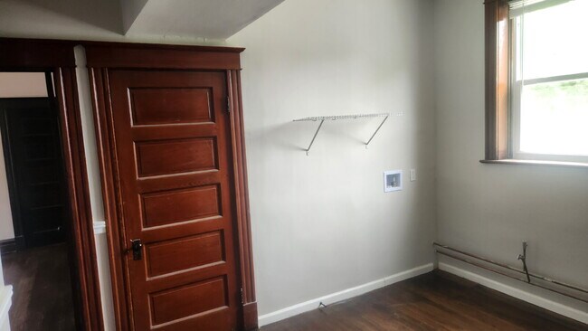 Building Photo - "Spacious 5-Bedroom Gem with 2 Full Baths in St. Louis – Your Ideal Family Home Awaits!"