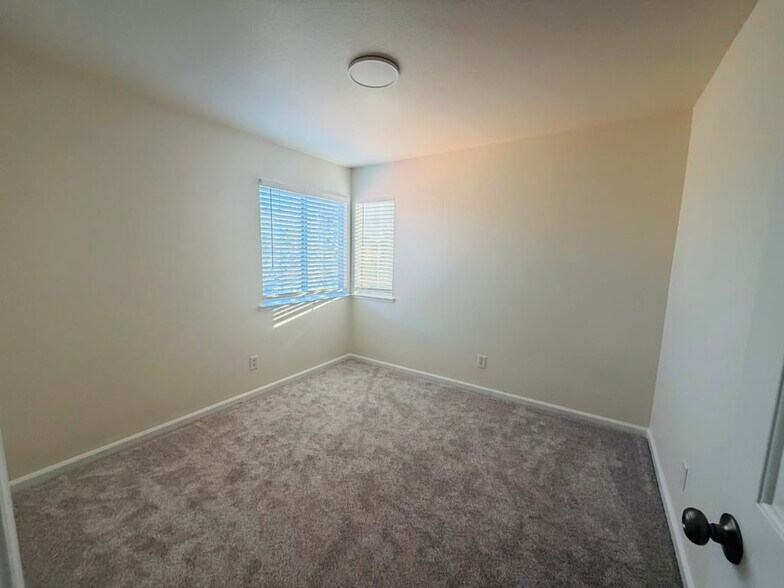 Building Photo - 4721 Mapleplain Ave