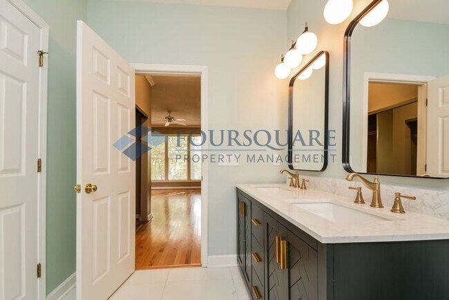 Building Photo - Townhome | 1st Floor Master Bedroom/ Full ...