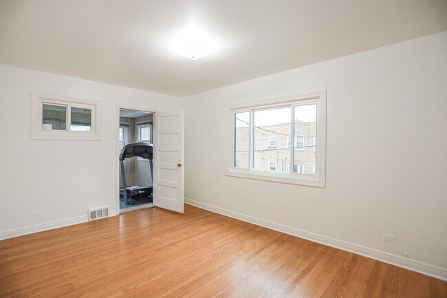 Building Photo - 2754 W Berwyn Ave