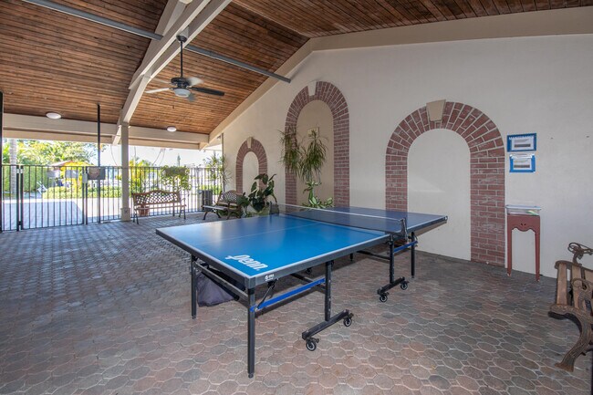 Building Photo - 2728 Garden Dr N