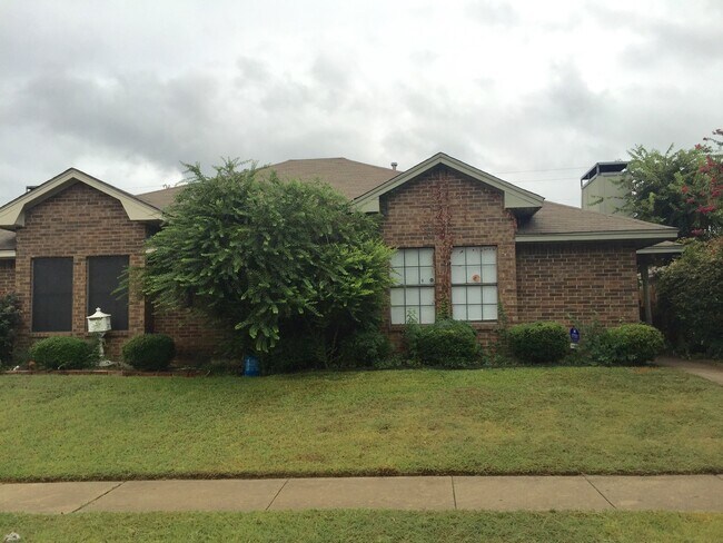 Building Photo - 3-2 DUPLEX! AVAILABLE NOW