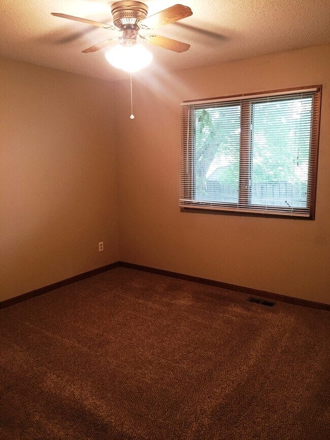 Building Photo - 3BR, 1. 3/4 BA Single Family Home