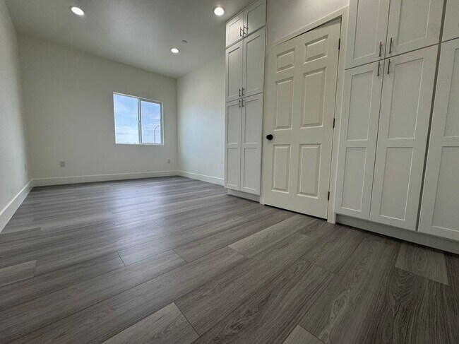 Building Photo - 7871 Glencoe Drive