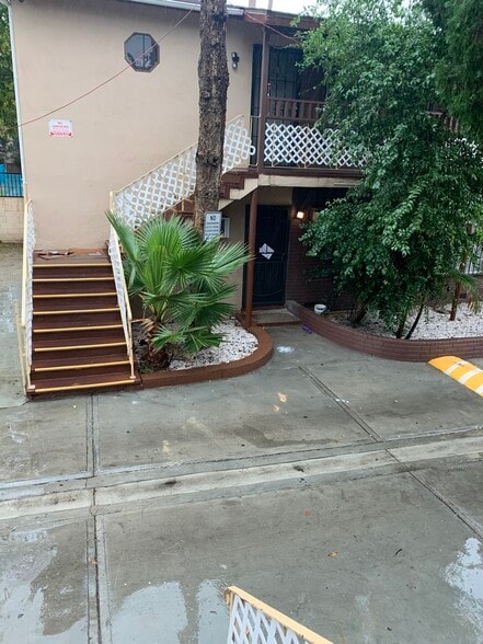 Front door entrance - 14714 Strathern St