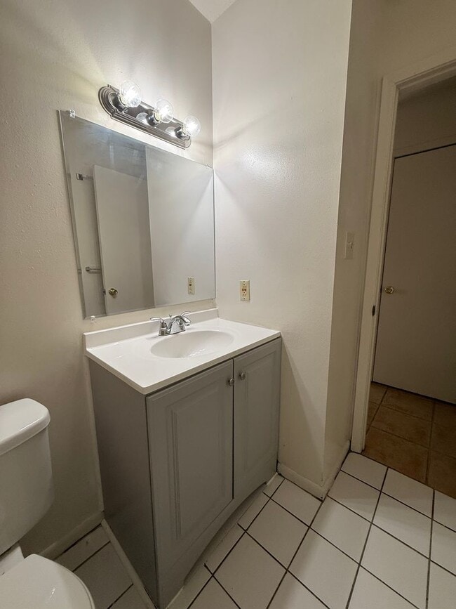 Building Photo - New Listing!